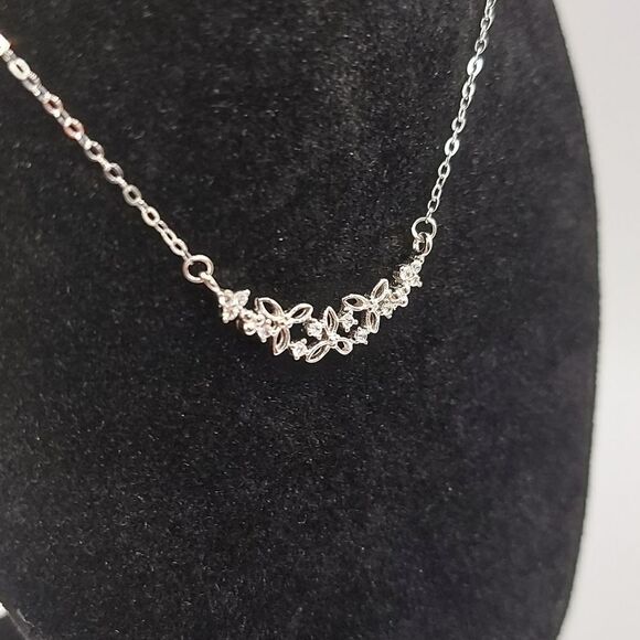 925 Sterling Silver Clustered Flowers Necklace - Picture 4 of 9
